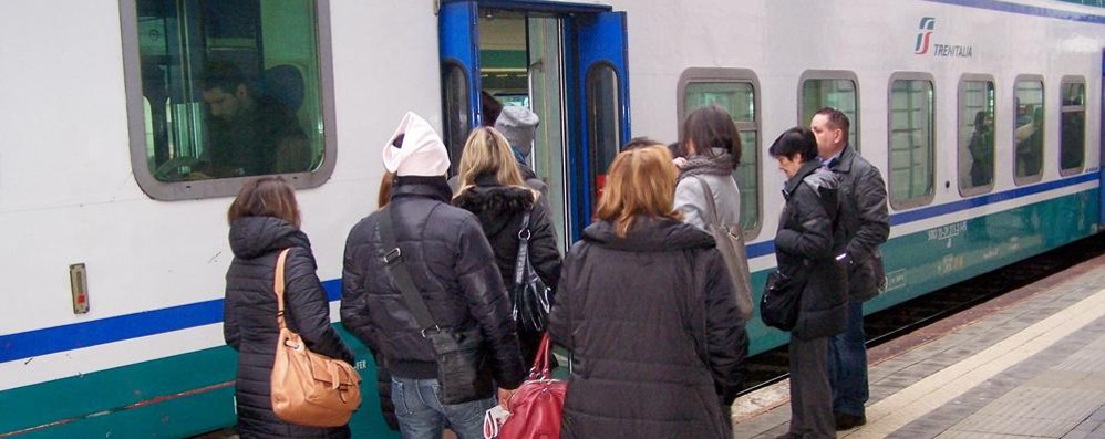 Seregno - Pendolari salgono sul treno alla stazione di Seregno