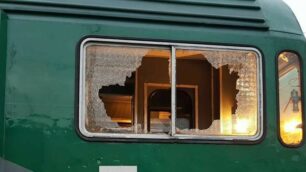 Il vetro del treno sfondato dal sasso