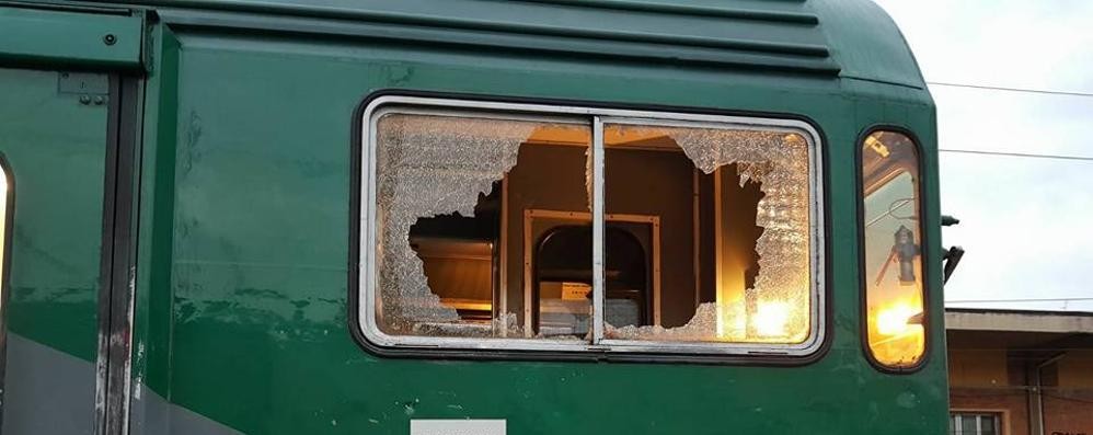 Il vetro del treno sfondato dal sasso