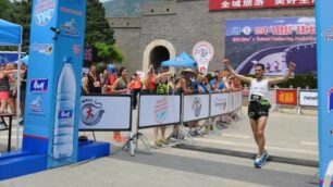 Oscar Perego taglia il traguardo della maratona della Grande Muraglia cinese