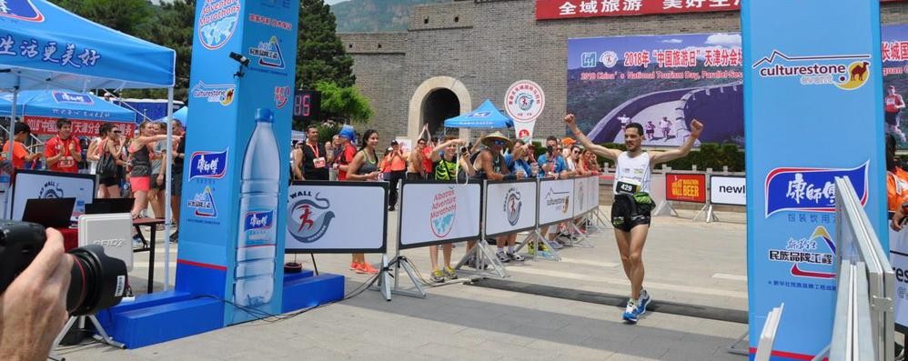 Oscar Perego taglia il traguardo della maratona della Grande Muraglia cinese