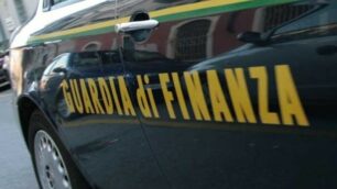 AUTO PATTUGLIA DELLA GUARDIA DI FINANZA ALL'USCITA DEL COMANDO DELLA COMPAGNIA DI BERGAMO