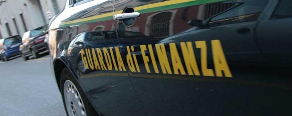 AUTO PATTUGLIA DELLA GUARDIA DI FINANZA ALL'USCITA DEL COMANDO DELLA COMPAGNIA DI BERGAMO