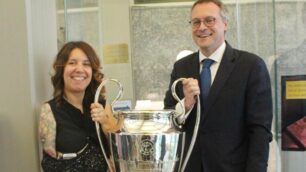Assolombarda espone la Champions League e la Coppa del mondo made in Paderno Dugnano: Valentina Losa, amministratore unico di Gde Bertoni, con Carlo Bonomi