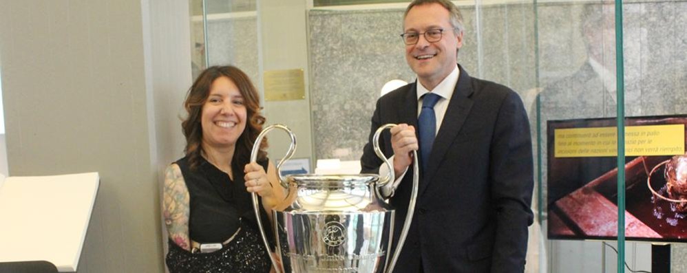 Assolombarda espone la Champions League e la Coppa del mondo made in Paderno Dugnano: Valentina Losa, amministratore unico di Gde Bertoni, con Carlo Bonomi