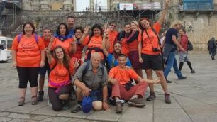 Biassono, il pellegrinaggio a Santiago dei ragazzi disabili della coop il Seme di Biassono e Lambro di Monza. Foto scattata davanti alla cattedrale di Santiago, al termine del cammino