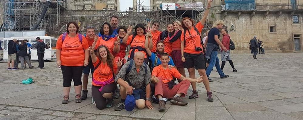 Biassono, il pellegrinaggio a Santiago dei ragazzi disabili della coop il Seme di Biassono e Lambro di Monza. Foto scattata davanti alla cattedrale di Santiago, al termine del cammino