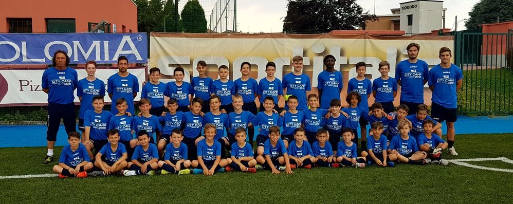 Una foto di gruppo dei bambini della prima settimana