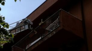 L’autoscala dei vigili del fuoco arrivata al balcone dell’abitazione, al terzo piano