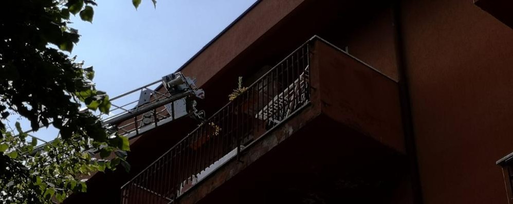 L’autoscala dei vigili del fuoco arrivata al balcone dell’abitazione, al terzo piano