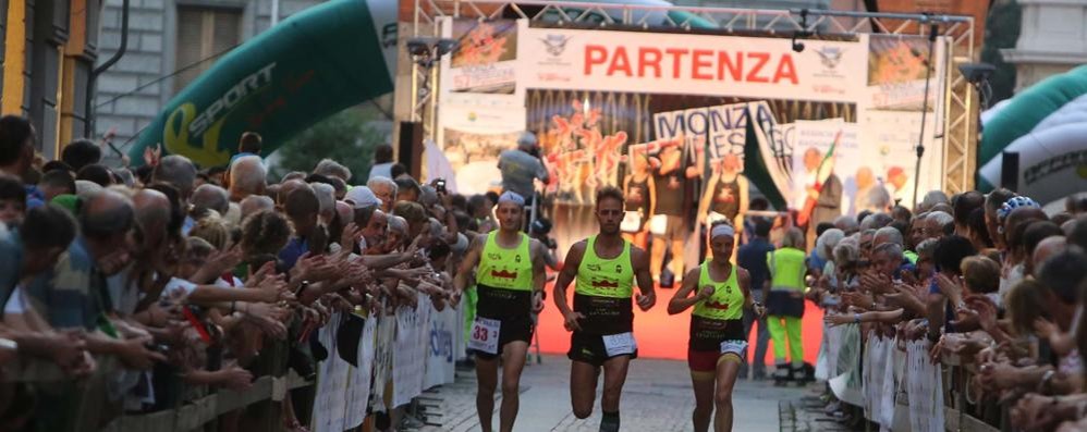 Monza Resegone: la partenza dall’arengario e la passerella in via Vittorio Emanuele