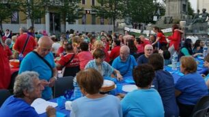 cena colorata in piazza Conciliazione a Desio