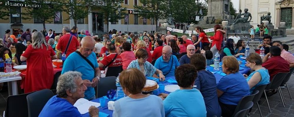 cena colorata in piazza Conciliazione a Desio