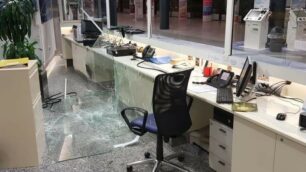 La vetrata infranta e il computer danneggiato dal 32enne all’ospedale di Vimercate