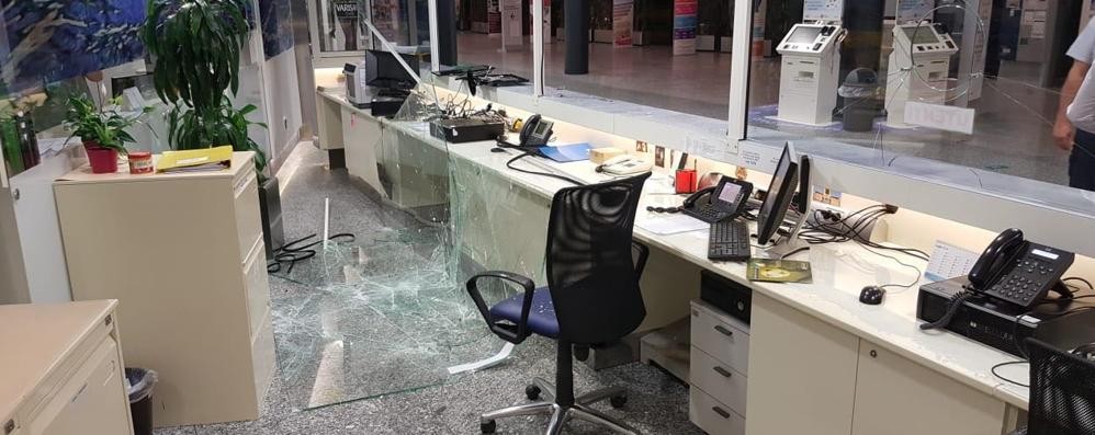 La vetrata infranta e il computer danneggiato dal 32enne all’ospedale di Vimercate