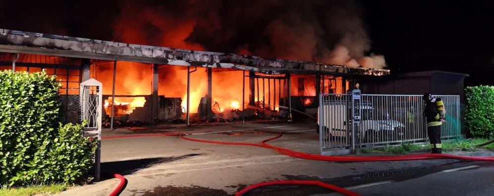 Incendio tra Carugo e Arosio