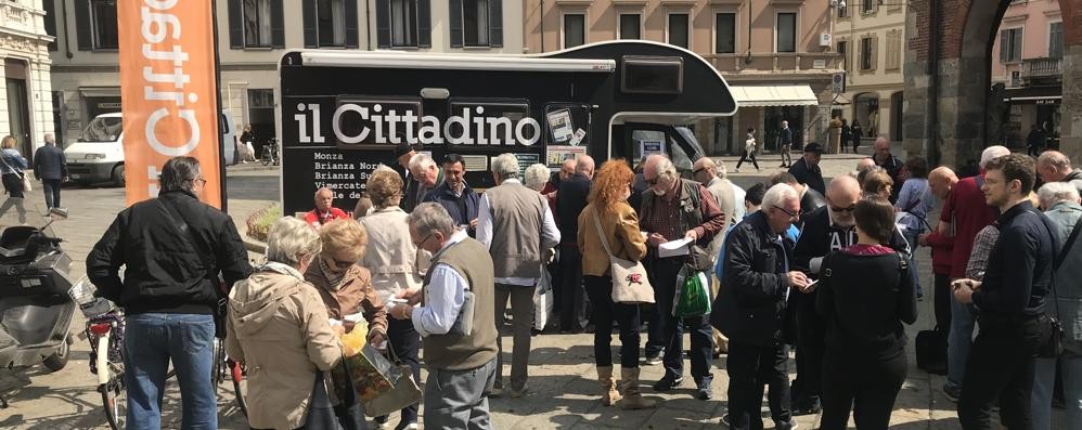 Monza scambio figurine storiche piazza Roma il Cittadino