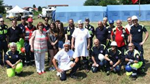 Il campo base con i volontari e il sindaco di Lissone Concetta Monguzzi.