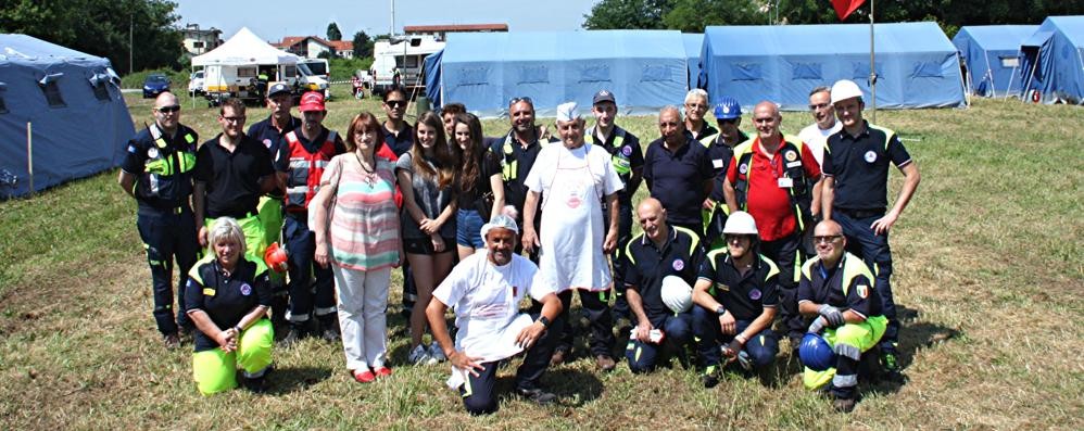 Il campo base con i volontari e il sindaco di Lissone Concetta Monguzzi.