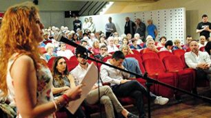 La gente a Palazzo Terragni per discutere su piazza Libertà