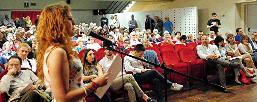 La gente a Palazzo Terragni per discutere su piazza Libertà