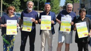 LISSONE: via don Minzoni in festa i volontari pro loco con la pres Marcella Spinelli e l'assessore Alessandro Merlino