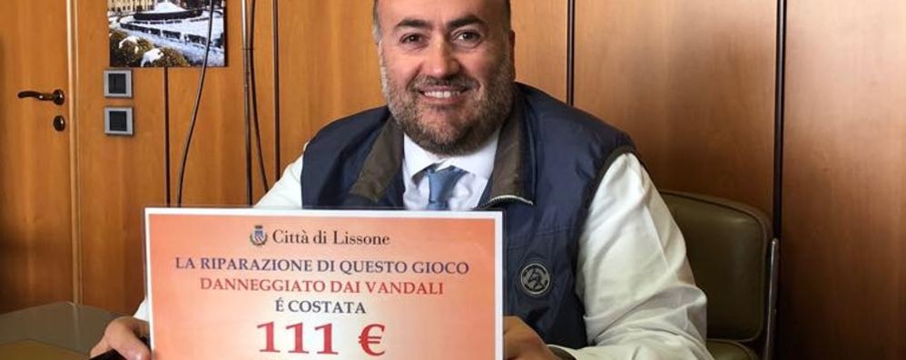 Lissone: l’assessore Nava mostra uno dei cartelli esposti per rendere pubblici i danni arrecati dai vandalismi. Adesso alcuni dei responsabili sono stati individuati