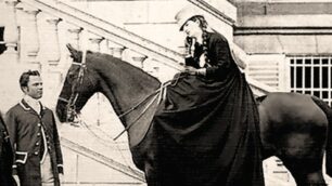 Margherita di Savoia a cavallo in Villa reale