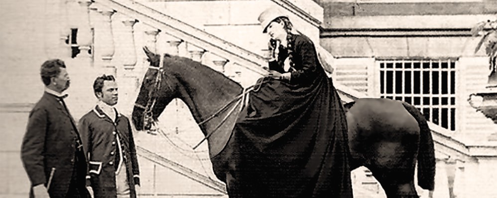 Margherita di Savoia a cavallo in Villa reale