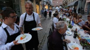 Monza: le foto della cena benefica per l’orto-vigneto di via Papini