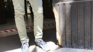Monza Portone d ingresso alla sede del tribunale in via Vittorio emanuele sfondata da un folle nella serata di ieri