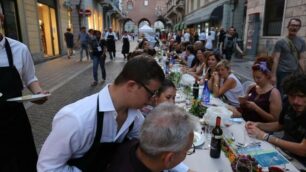 MONZA banchetto in via V Emanuele fondazione Tavecchio