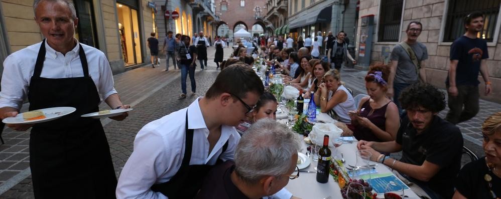 MONZA banchetto in via V Emanuele fondazione Tavecchio