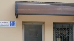 Il ragazzo è stato recuperato nei bagni pubblici della piazza