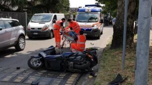 Lo sccoter a terra e il ferito soccorso