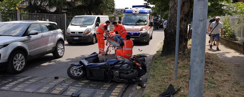 Lo sccoter a terra e il ferito soccorso