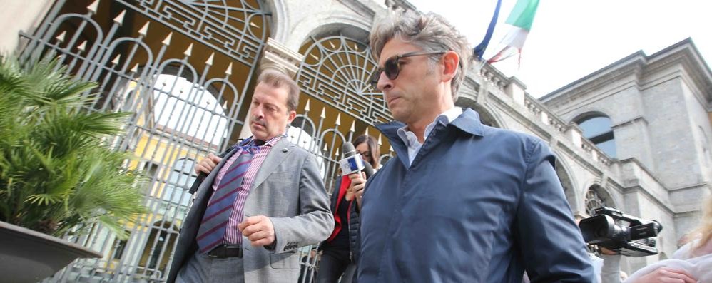 L’ex sindaco di Seregno Edoardo Mazza con il suo avvocato davanti al tribunale di Monza