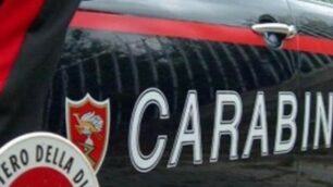 Botte tra bambini, esposto ai carabinieri