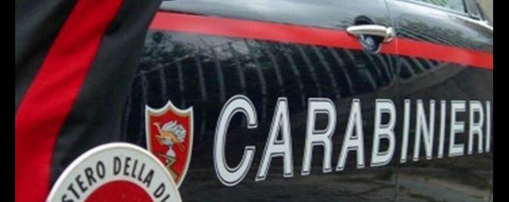 Botte tra bambini, esposto ai carabinieri