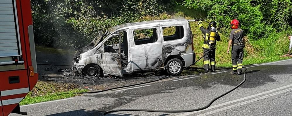 Furgone fiamme Novedratese: traffico in tilt a Giussano