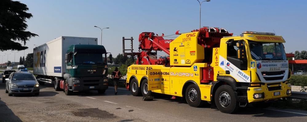 Statale 36 Carate soccorso camion avaria
