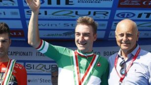 Elia Viviani, al centro, Campione d’Italia degli stradisti professionisti