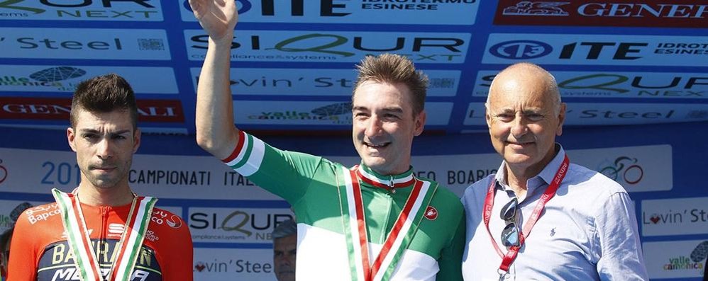 Elia Viviani, al centro, Campione d’Italia degli stradisti professionisti