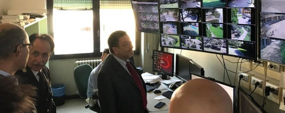 L’assessore regionale De Corato nella sala controllo della Polizia locale di Brugherio
