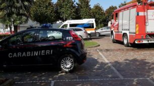 I mezzi intervenuti in via Como