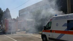 I soccorritori e i vigili del fuoco al lavoro alla Cosmelux