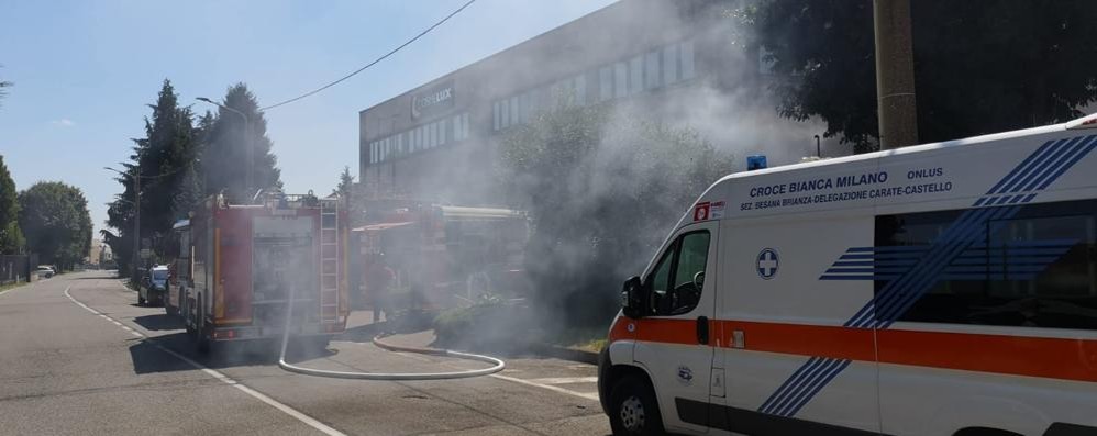 I soccorritori e i vigili del fuoco al lavoro alla Cosmelux