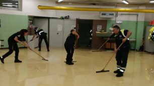 La Protezione civile mentre toglie l’acqua dalla palestra delle scuole medie di via Battisti ad Agrate