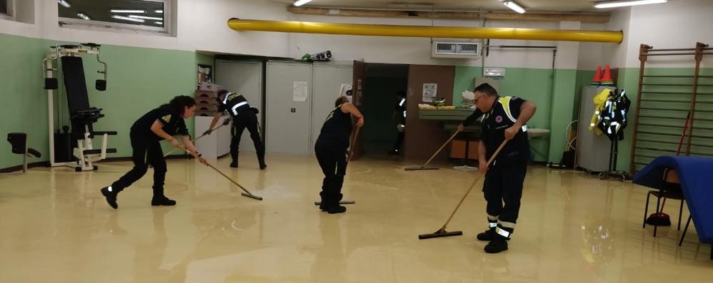 La Protezione civile mentre toglie l’acqua dalla palestra delle scuole medie di via Battisti ad Agrate