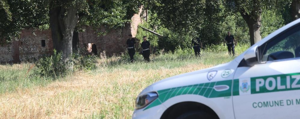 Monza Sgombero cascina via Mantegna